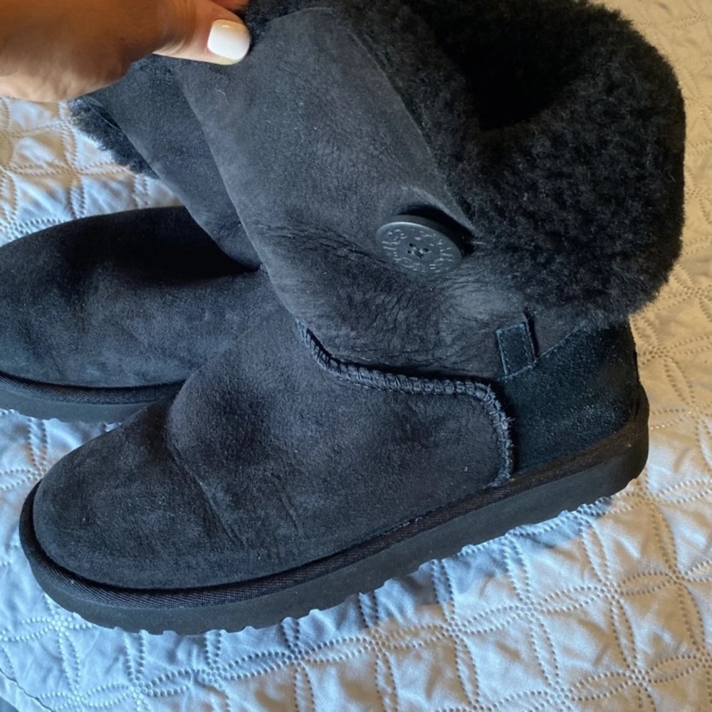 UGGS - Picture 2 of 5